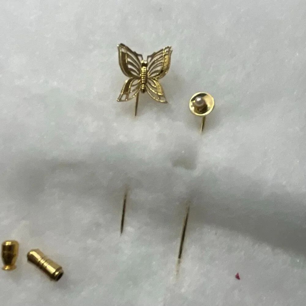 Lot of 2 lapel hat pins. Vintage 80’s